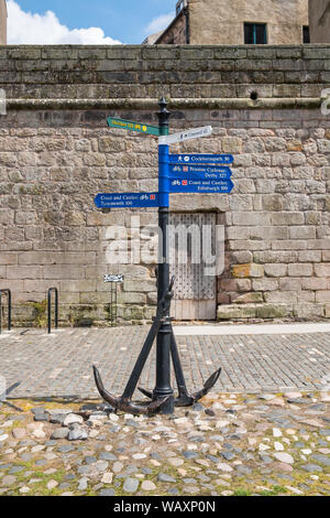 Ciclo e percorsi per passeggiate montato sul vecchio dispositivo di ancoraggio a Berwick-upon-Tweed, Northumberland, la città più settentrionale in Inghilterra, Regno Unito Foto Stock