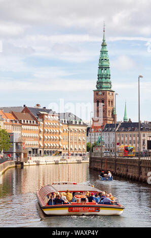 Viaggi di Copenaghen; i turisti su un canale viaggio in barca, Copenhagen, Danimarca Scandinavia Europa Foto Stock