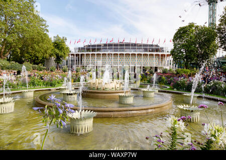 Tivoli Gardens Copenhagen DANIMARCA; Concert Hall e fontane in estate, Copenhagen DANIMARCA Scandinavia Europa Foto Stock