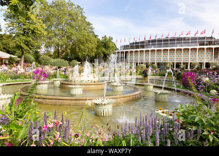 Tivoli Gardens Copenhagen DANIMARCA; Concert Hall e fontane in estate, Copenhagen DANIMARCA Scandinavia Europa Foto Stock