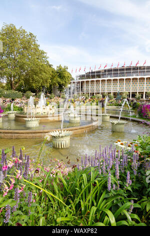 Tivoli Gardens Copenhagen DANIMARCA; Concert Hall e fontane in estate, Copenhagen DANIMARCA Scandinavia Europa Foto Stock