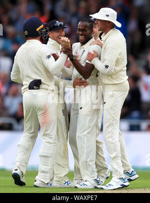 L'Inghilterra del Jofra Archer (centro) celebra tenendo il paletto dell'Australia Matteo Wade durante il primo giorno del terzo ceneri Test match a Headingley, Leeds. Foto Stock