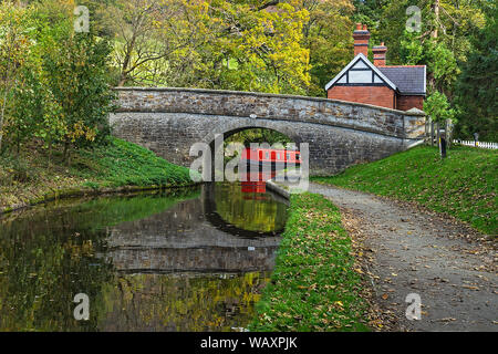 Numero Bridge43W sul Llangollen canal narrowboat con la barca si avvicina da ovest nelle vicinanze del Llangollen Galles del Nord Regno Unito Ottobre 2018 Foto Stock