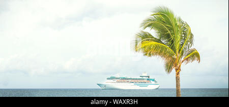 NASSAU, BAHAMAS - SETTEMBRE, 06, 2014: Royal Caribbean la nave, maestà dei mari, vele nel porto di Bahamas su Settembre 06, 2014 Foto Stock