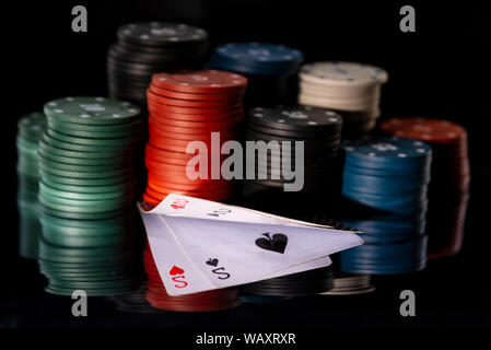 Poker chips con schede su uno sfondo a specchio Foto Stock