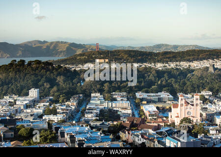Bassa vista aerea interna del tramonto e Richmond distretti di San Francisco con il Golden Gate Bridge in background Foto Stock