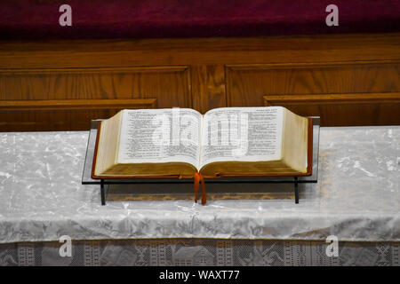 La Bibbia nel pulpito di una chiesa. Harlem, NYC. Foto Stock