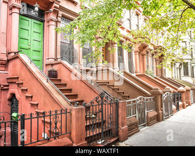 Scala principale e la porta di entrata. New york Harlem edifici. Case di marrone. New York, Stati Uniti d'America. Foto Stock