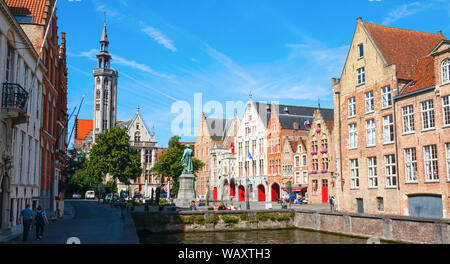 Case medievali lungo il Spiegelrei, Spinolarei e Jan van Eyck square e la borghesia' Lodge torre in una giornata di sole. Bruges, Belgio. Foto Stock