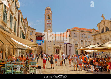 Stradun street e la torre dell orologio nella Città Vecchia di Dubrovnik, Dalmazia, Croazia. Foto Stock