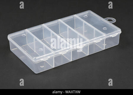 Cibo scatola in plastica isolato su sfondo nero. Foto ad alta risoluzione. Massima profondità di campo. Foto Stock