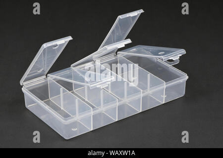 Cibo scatola in plastica isolato su sfondo nero. Foto ad alta risoluzione. Massima profondità di campo. Foto Stock
