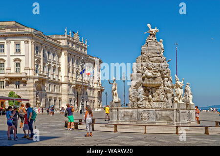 Piazza Unità d'Italia o unità di Italia piazza con la Fontana dei Quattro continenti,o la Fontana dei quattro continenti a Trieste, Italia. Foto Stock