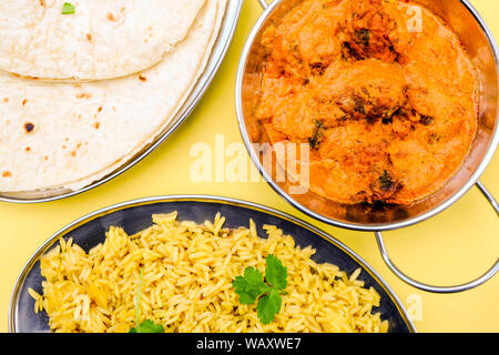 Stile Indiano Vegetariano Kofta Curry con riso pilaf e sottaceti Foto Stock