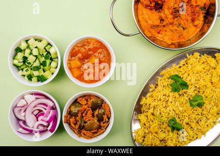 Stile Indiano Vegetariano Kofta Curry con riso pilaf e sottaceti Foto Stock