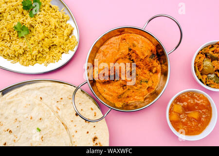 Stile Indiano Vegetariano Kofta Curry con riso pilaf e sottaceti Foto Stock