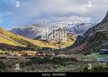 Vista lungo la Drws-y-coed valley mostra Clogwynygarreg collina con Snowdon in background Snowdonia National Park North Wales UK Febbraio 2018 Foto Stock