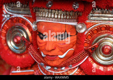 Danzatrice presso una tradizionale cerimonia Theyyam in un tempio di Kannur, India. Theyyam Kerala è più popolare rituale forma d'arte. Foto Stock