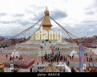 La stupa buddisti di Boudha Stupa domina lo skyline è uno dei più grandi e unica struttura stupa dell in tutto il mondo Foto Stock