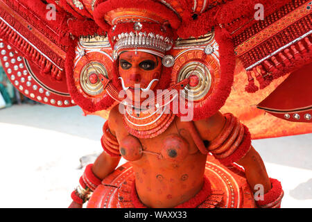 Danzatrice presso una tradizionale cerimonia Theyyam in un tempio di Kannur, India. Theyyam Kerala è più popolare rituale forma d'arte. Foto Stock