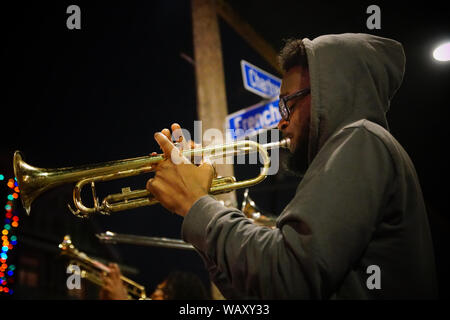 New Orleans, Louisiana - Aprile 2, 2018: New Orleans brass band di musicisti suonare jazz in un angolo di francesi street. Foto Stock