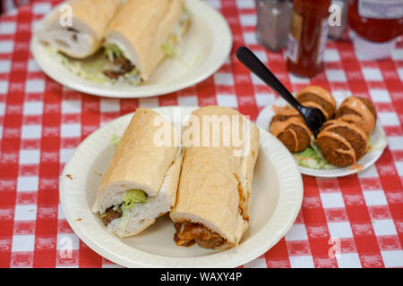 Una salsiccia Po' Boy Sandwich Con Boudin sfere da New Orleans. Foto Stock