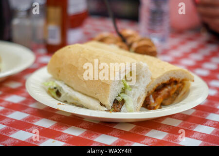 Una salsiccia Po' Boy Sandwich Con Boudin sfere da New Orleans. Foto Stock