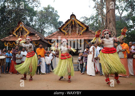 Danzatrice presso una tradizionale cerimonia Theyyam in un tempio di Kannur, India. Theyyam Kerala è più popolare rituale forma d'arte. Foto Stock