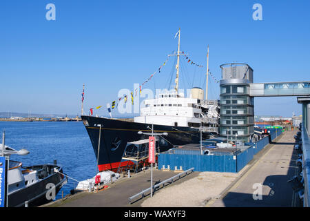 Il Royal Yacht Britannia ormeggiato a Leith Docks a fianco del Terminal Ocean centrel shopping Ocean Drive, Leith, Edimburgo Foto Stock