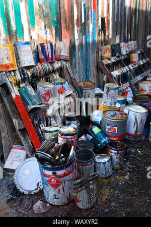 Scartato barattoli di vernice fare immagini astratte al porto, a MacDuff, Aberdeenshire, Scotland, Regno Unito Foto Stock