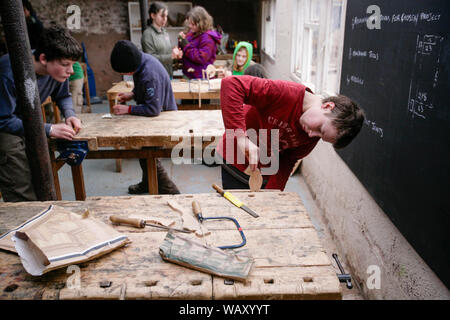 Gli alunni di una classe di oggetti in legno al Waldorf Steiner School in Hereford, Regno Unito Foto Stock