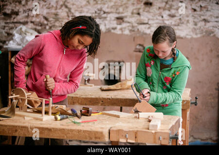 Gli alunni di una classe di oggetti in legno al Waldorf Steiner School in Hereford, Regno Unito Foto Stock