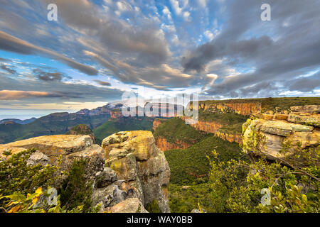 Blyde River Canyon panorama dal punto di vista su uno scenario panoramico di tre Rondavels a Mpumalanga in Sudafrica Foto Stock