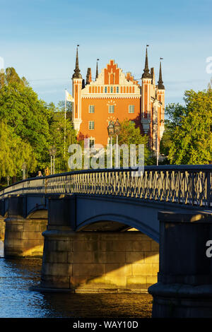 Isola di Skeppsholmen ponte (Skeppsholmsbron) e Bergrummet Tido collezione di giocattoli e fumetti museo edificio circondato dal verde. Stoccolma, Svezia. Foto Stock