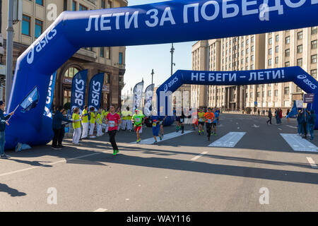 Mosca - Settembre 24, 2017: i partecipanti di Mosca autunno marathon sponsorizzato da Asics brand Foto Stock