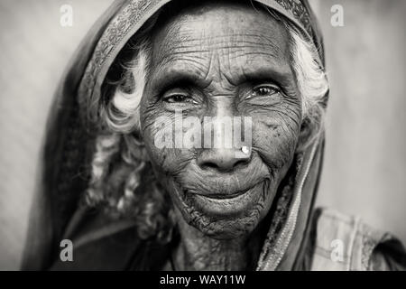 Anziani mercato musulmano la donna a Barisal, Bangladesh Foto Stock