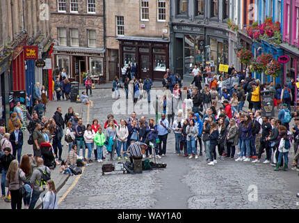 Edinburgh Fringe Festival Victoria Street, Scotland, Regno Unito. Il 22 agosto 2019. Edinburgh Fringe Festival. I musicisti sono ancora divertente del pubblico su Victoria Street. Foto Stock