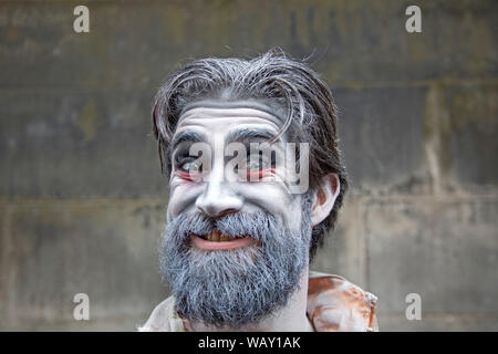 Il Royal Mile di Edimburgo, Scozia, Regno Unito. Il 22 agosto 2019. Edinburgh Fringe Festival azione è rallentare un po' su questo giovedì scorso sulla High Street, non vi era più spazio per passeggiare e meno flyering luogo. I musicisti sono ancora intrattenere il pubblico e gli stadi erano ancora in azione e naturalmente gli artisti di strada sono ancora spada la deglutizione. Membro del cast dal fantasma di Canterville, a Lauriston Halls-Venue 163. Foto Stock