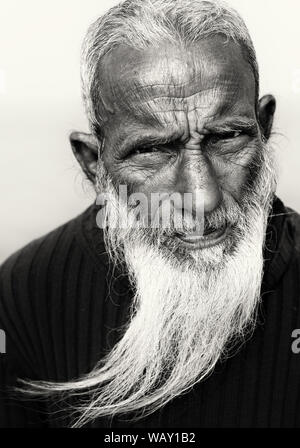 Il contadino del popolo chars sulla sponda del fiume Jamuna in Bogra, Bangladesh Foto Stock