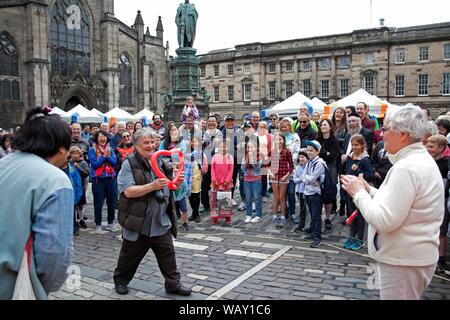 Il Royal Mile di Edimburgo, Scozia, Regno Unito. Il 22 agosto 2019. Edinburgh Fringe Festival azione è rallentare un po' su questo giovedì scorso sulla High Street, non vi era più spazio per passeggiare e meno flyering luogo. I musicisti sono ancora intrattenere il pubblico e gli stadi erano ancora in azione e naturalmente gli artisti di strada sono ancora spada la deglutizione. Foto Stock