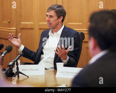 Des Moines, Iowa, USA. Il 22 agosto, 2019. BETO O'Rourke (D-TX), ospita una pistola la tavola rotonda sulla sicurezza in Iowa State Capitol di Des Moines. Iowa tradizionalmente ospita il primo evento di selezione delle elezioni presidenziali ciclo. Credit: Jack Kurtz/ZUMA filo/Alamy Live News Foto Stock