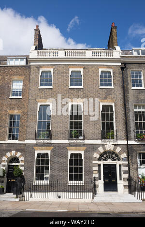 La facciata in stile georgiano di lusso residenziale di tre piani town house nella esclusiva area di Bloomsbury a Londra centrale. Foto Stock