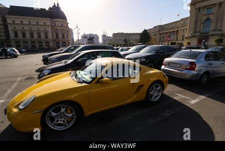 Bucarest, Romania - 31 Ottobre 2018: Un giallo 987 Porsche Cayman S auto è visto in un parcheggio nel centro di Bucarest. Questa immagine è per editoriale Foto Stock