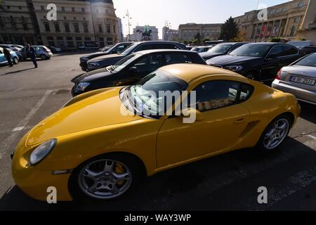 Bucarest, Romania - 31 Ottobre 2018: Un giallo 987 Porsche Cayman S auto è visto in un parcheggio nel centro di Bucarest. Questa immagine è per editoriale Foto Stock