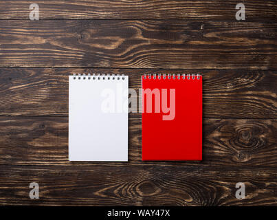 Vuoto notebook aperti con il bianco e il rosso pagine Foto Stock