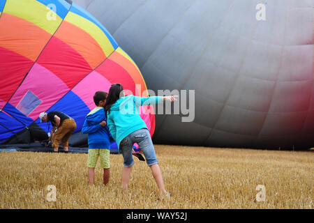 Jindrichuv Hradec, Repubblica Ceca. Il 22 agosto, 2019. I palloni ad aria calda volare durante il 23° FAI Mongolfiera campionato ceco in Jindrichuv Hradec nella Repubblica Ceca. Venti cinque candidati provenienti da undici paesi partecipano all'evento. La serata inizia nei pressi di Jindrichuv Hradec city (136 chilometri a sud di Praga). Gli spettatori a guardare la sera inizio palloncini. Credito: Slavek Ruta/ZUMA filo/Alamy Live News Foto Stock