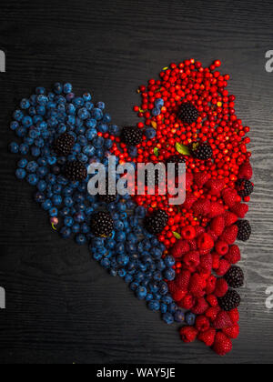 Creative cucina dietetica mangiare sano concetto foto del cuore fatta di freschi frutti di bosco estivo pieno di vitamine come un simbolo di romanticismo amore vacanza san valentino Foto Stock