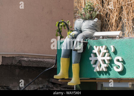 Giallo penzolanti stivali e jeans in Kars, NE LA TURCHIA Foto Stock