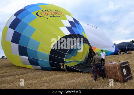 Jindrichuv Hradec, Repubblica Ceca. Il 22 agosto, 2019. I palloni ad aria calda volare durante il 23° FAI Mongolfiera campionato ceco in Jindrichuv Hradec nella Repubblica Ceca. Venti cinque candidati provenienti da undici paesi partecipano all'evento. La serata inizia nei pressi di Jindrichuv Hradec city (136 chilometri a sud di Praga). Sulla foto di Dominic Bareford di Gran Bretagna Credito: Slavek Ruta/ZUMA filo/Alamy Live News Foto Stock