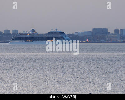 Sheerness, Kent, Regno Unito. Il 22 agosto, 2019. Nave da crociera Seven Seas Explorer (224m) costruito nel 2016 passando Sheerness, Kent questa sera subito dopo il tramonto. Credito: James Bell/Alamy Live News Foto Stock